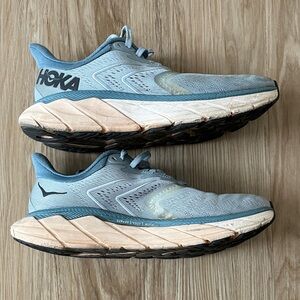 Hoka Arahi 5 Light Blue and Cream Running Shoes